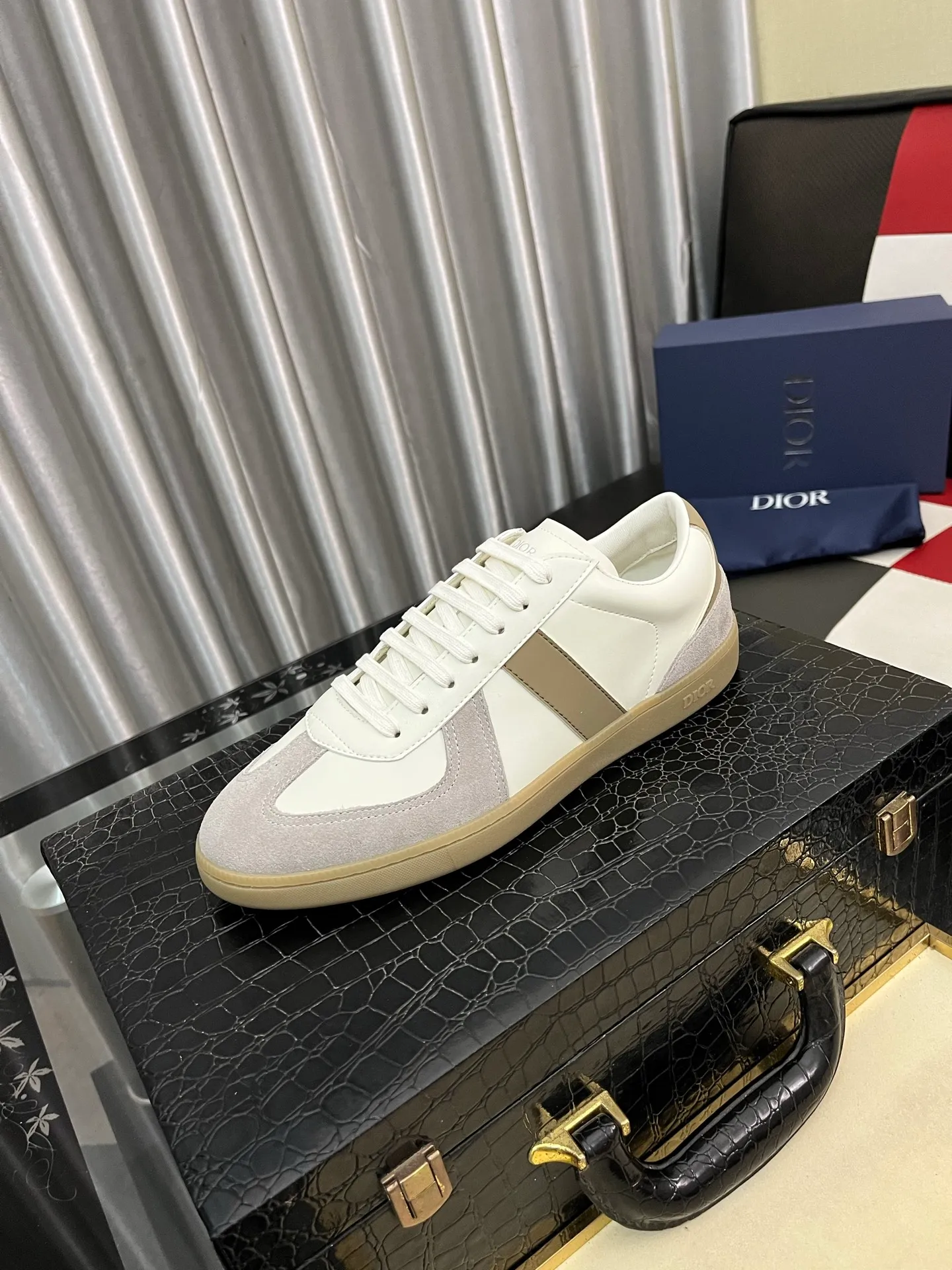 Men's shoes 💰380⌚️⌚️ 【Dior*DIAO】original quality.~ Unique modern style sneakers. 🏃A must-have casual shoe for trendy men😍😍 Original brand imported from Italy, imported original leather, sheep lining (refuses to discolor and grind feet) Sole: Original sole provided by the original factory, French lazy style design ⚠️Fit to the feet, original quality, super comfortable original sole. Code number: 38-448️⃣Colors available